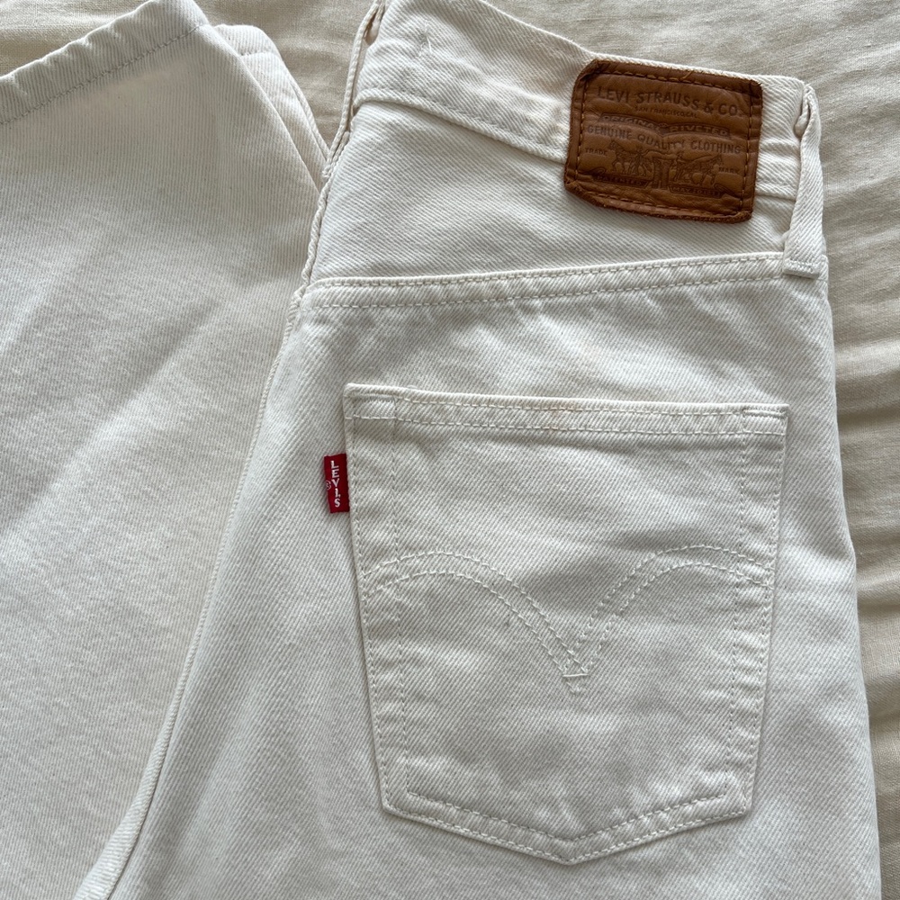Levi's Ribcage Wide Leg Off
White Jeans